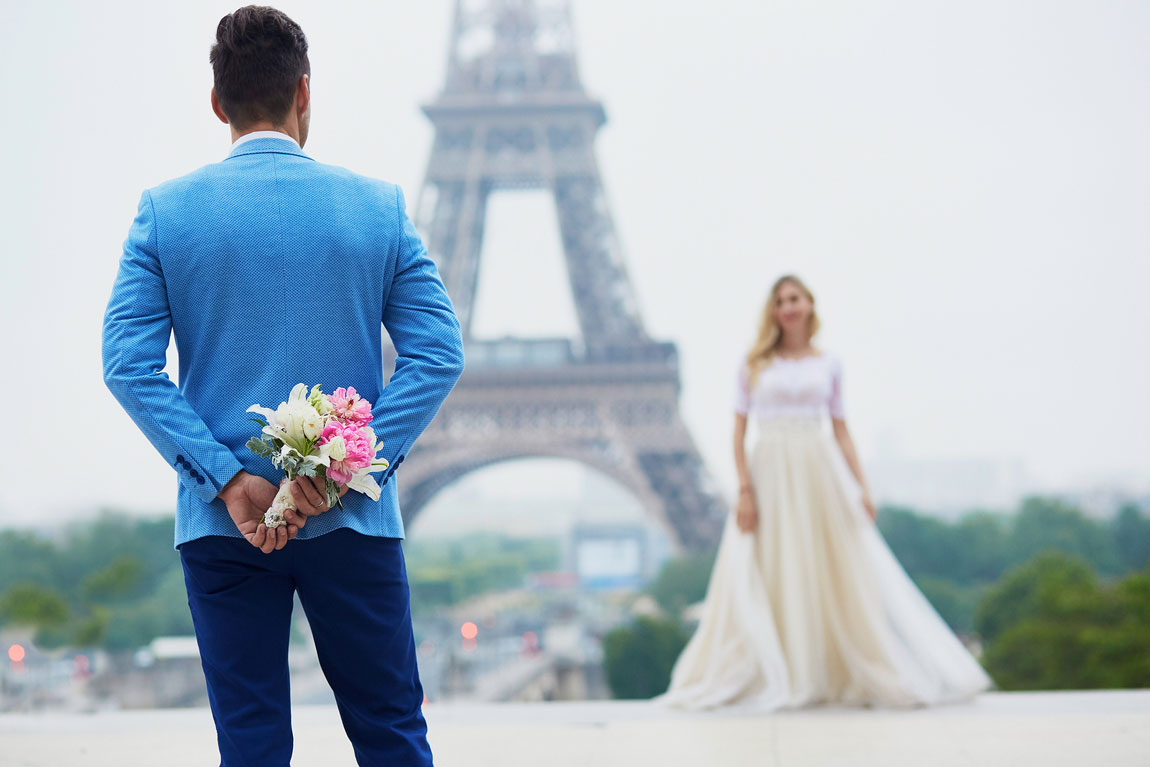 web-just-married-couple-in-paris-161242472